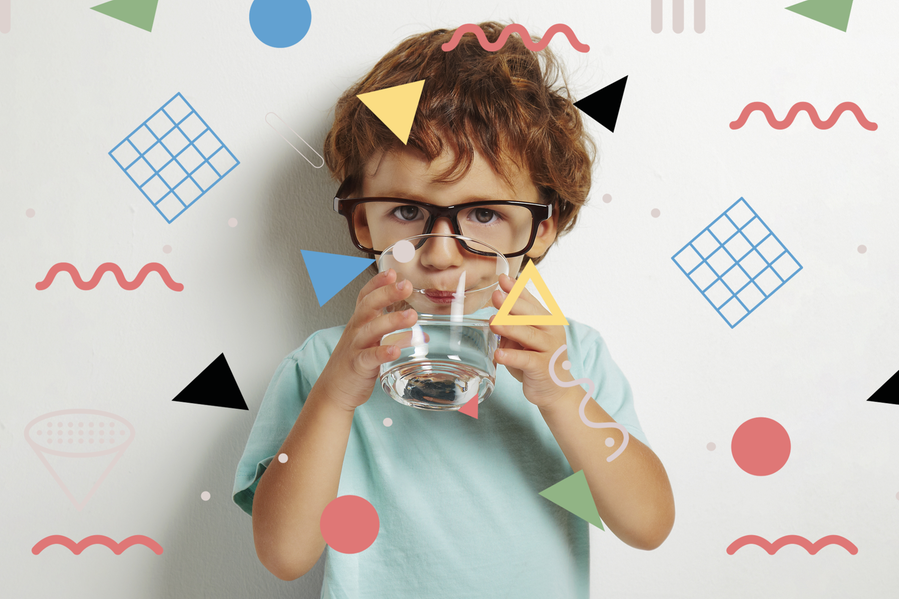 Pojke med svarta glasögon som står mot en vit vägg, i händerna håller han ett vattenglas som han dricker ur. Ovanpå fotot finns ett illustrativt mönster i olika färger, foto.